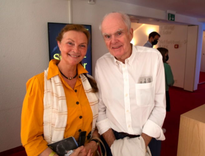 «Wir stehen auf der Tafel hinter mir», lachte Hanno Hellenthal mit Ehefrau Monika, Donatoren des Luzerner Theaters.
