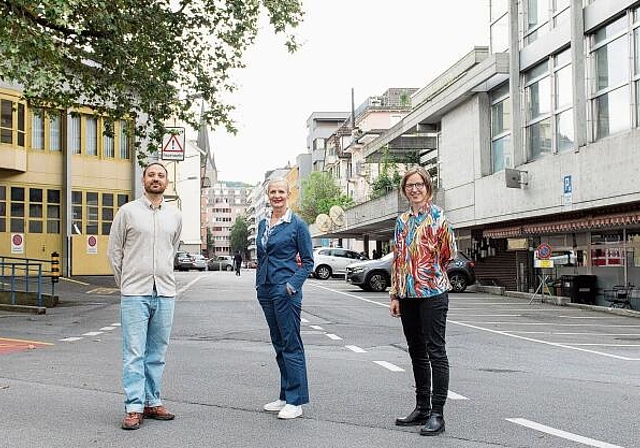 Der Stadtrat will der Bevölkerung das Neubad (rechts) offenbar doch nicht ganz wegnehmen. Das Feuerwehrgebäude wird aber im Jahr 2030 weichen.Bild: Marcel Habegger