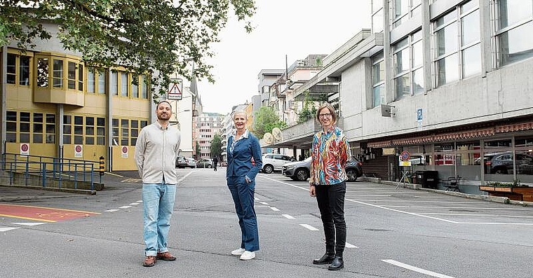 Der Stadtrat will der Bevölkerung das Neubad (rechts) offenbar doch nicht ganz wegnehmen. Das Feuerwehrgebäude wird aber im Jahr 2030 weichen.Bild: Marcel Habegger