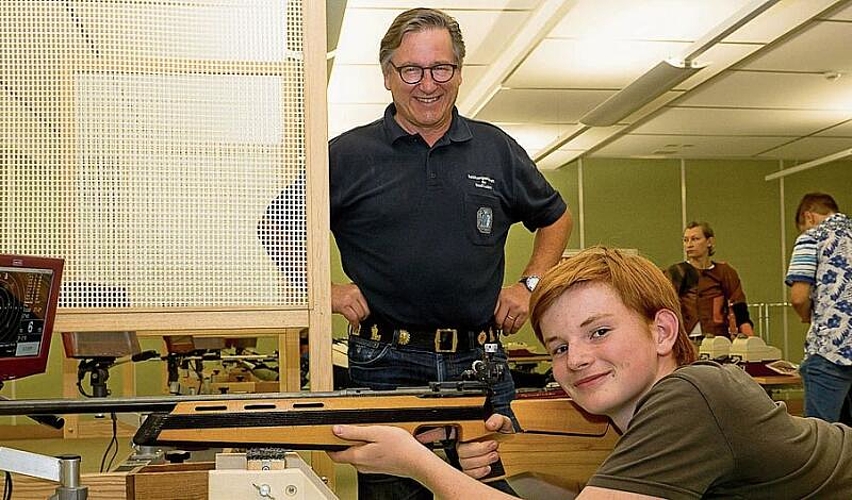 Max Colpi, Vizepräsident Schützengesellschaft Stadt Luzern, und Niklas Bucher. Niklas interessiert sich für die olympische Disziplin 50-Meter-Schiessen.