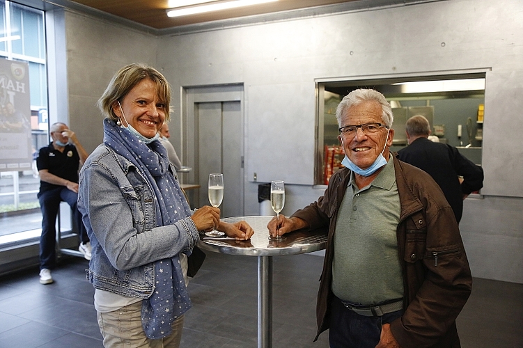 Brigitte und Erich Herzog stossen vor dem Match schon mal mit einem Glas Sekt an.
