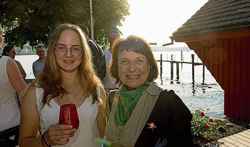 Edit Miko (links), Volunteer und Ruderin, mit Regula C. Hug. Mit 80 Jahren rudere sie regelmässig 19 km am Stück, erzählte Regula.