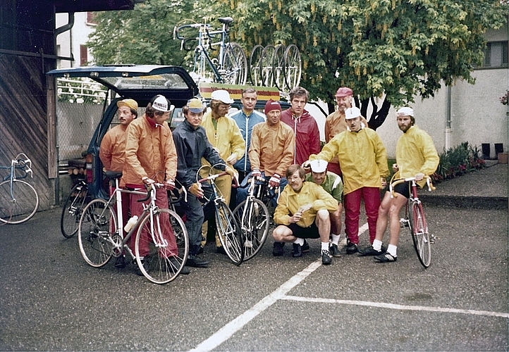 Ein Bild von einer zweitägigen Ausfahrt 1978: der damalige Präsident Ernst Baumgartner mit roter Jacke, der heutige Präsident Christian Portmann mit schwarzem Tenü. Bild: ZVG
