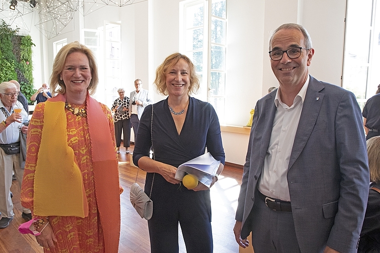 Stadtpräsident Beat Züsli mit Stiftungsratspräsidentin Birgit Aufterbeck Sieber (l.) und der neuen Chefin des Hauses, Ina Karr.
