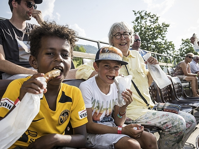 (V. l.): Erwin Steiger, Ehrenmitglied FC Littau und Stiftungsrat bei der Albert-Koechlin-Stiftung, Esther Zimmermann Steiger sowie Sibylle und Guido Sidler, Axa Luzern und Ticketsponsor.
