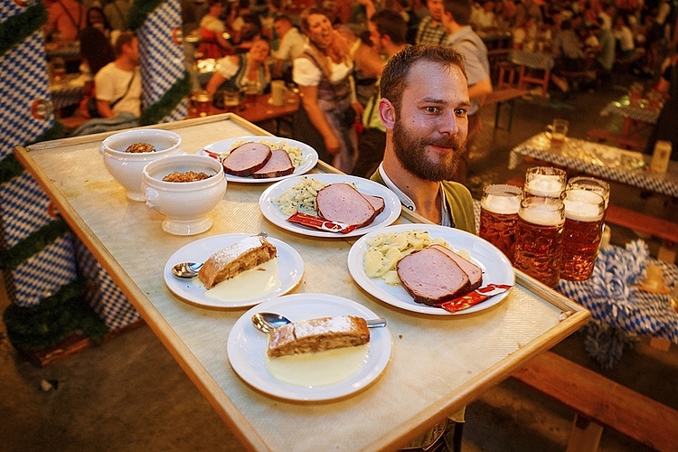 Während des Lozärner Oktoberfests werden unter anderem 20 000 Mass Bier getrunken.
