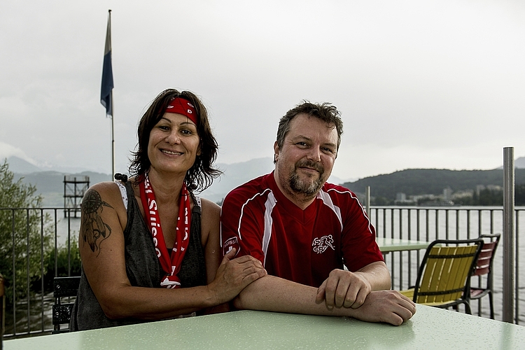 «Man darf endlich wieder einmal Luzerner Regenfussball sehen», meinten Pascale Schmid und Marcel Kaufmann am Sonntag im EM-Dörfli im Lido Luzern.
