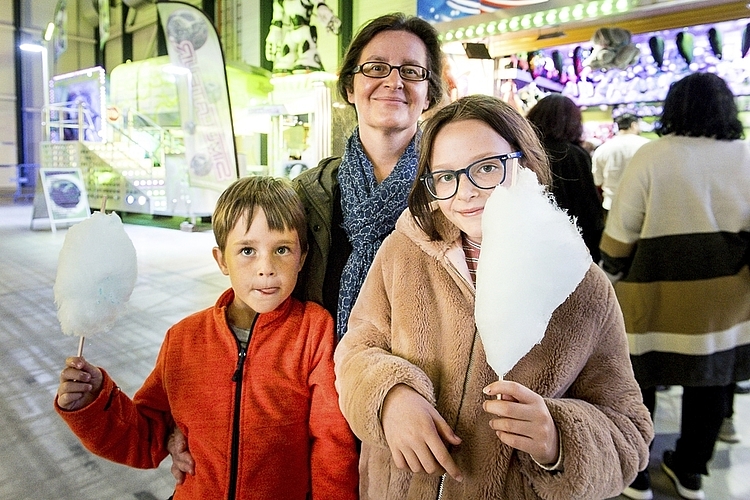 «Die Zuckerwatte ist sehr gut», waren sich Mika (links), Carmen und Anouk Baumeler einig.
