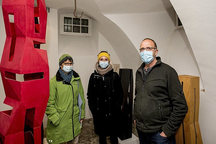 Bernadett (l.), Aurelia (Mitte) und Tide Zihlmann, Techniker der Ausstellung, zeigt der Tochter die Exposition.
