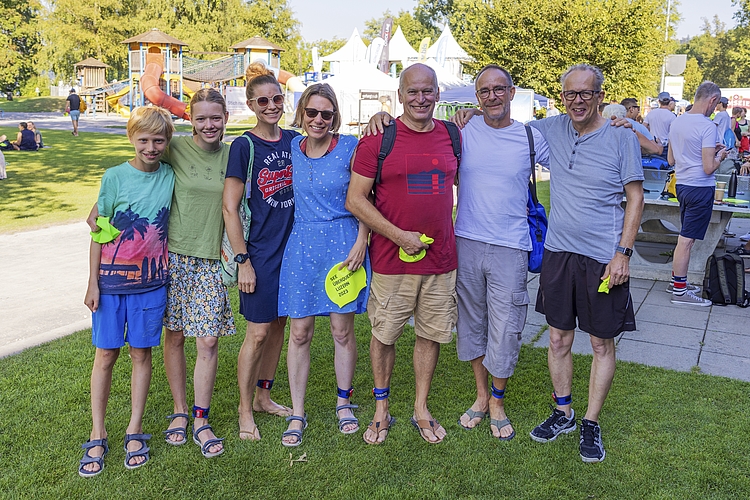 V. l.: Theo und Anja Niederberger, Sonja Caamaño, Manuela Niederberger, Paul Zumbühl, Markus Schüepp und Peter Meuli treffen sich zum Familien- und Freunde-Event.
