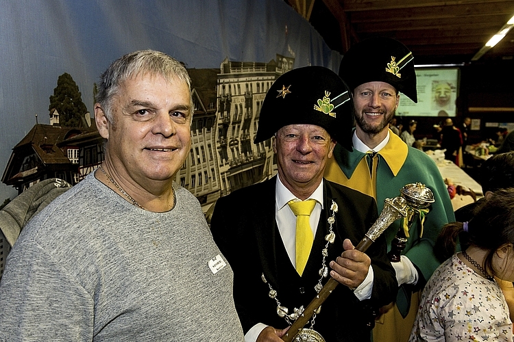 Von links: Rolf Sainsburry organisierte dieses Jahr das Maskenbasteln fürs Luzerner Fasnachtskomitee. Mit Wey-Zunftmeister Rolf Birchler und Weibel Andreas Suppiger.