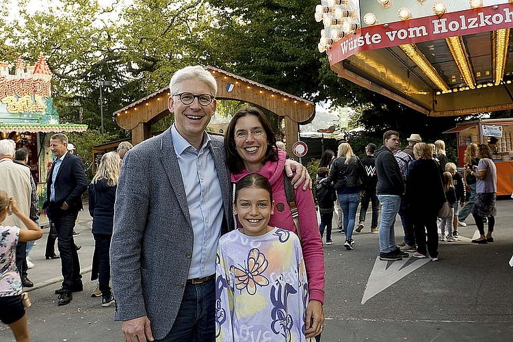 Roger und Veronica Sonderegger mit ihrer Tochter Julia gingen direkt ins Herz der Määs.
