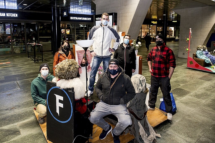 Von den Födlitätschern Lozärn transportierten Ramon Wicki, Nicole Loretini, Roli Bitzi, Jassin Tschui, Raffi Fischler, Janik Bayer und Daniel Krummenacher (v. l.) ihr Sujet in den Bahnhof.
