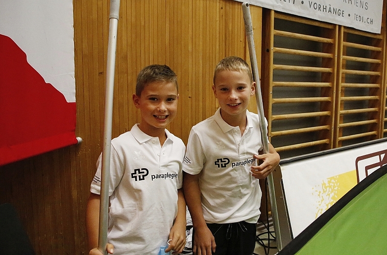 Die Brüder Nic (links) und Ben Zimmermann spielen beide selbst beim HCKL, bei den Junioren. Heute sind sie für das Reinigen des Spielfeldes verantwortlich.
