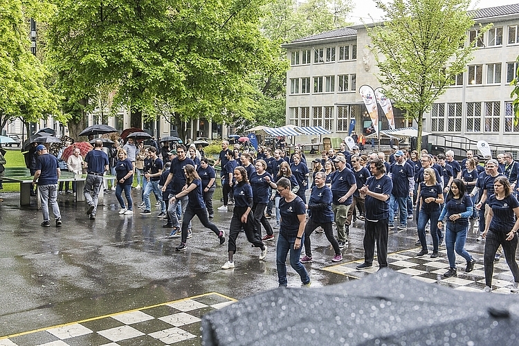 Tanzeinlage «Chliini Händ» bei strömendem Regen mit dem Wärchbrogg-Team im Vögeligärtli in Luzern.
