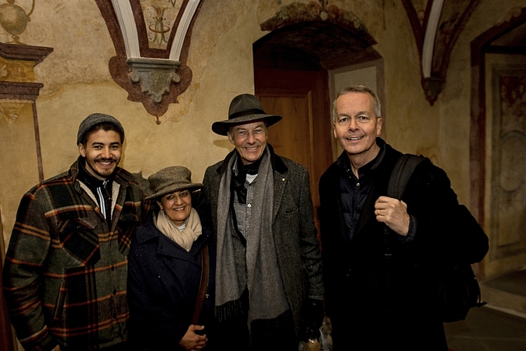 Von links: Jan, Hilli und Daniel G. Widmer mit Jörg Blum. Jörg Blum hatte bereits während der Renovationsphase einige Male die Gelegenheit, das Haus zu besichtigen.
