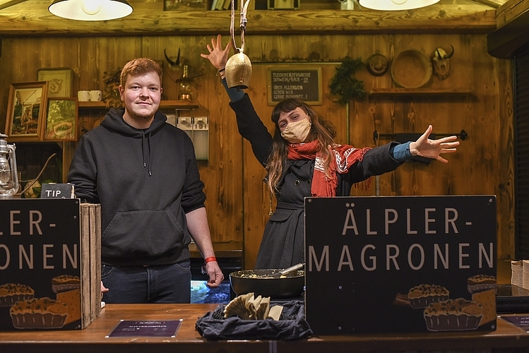 Andi Düring und Haide Ehlers gefällt die gemütliche Atmosphäre. Sie werden deswegen nach ihrer Schicht nochmals durch den Weihnachtsmarkt gehen.
