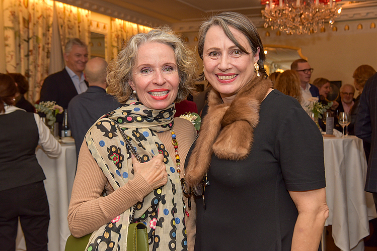 Angela Specogna (links) und Babette Sigg, Präsidentin Schweizer Konsumentenforum, sind langjährige Theatergala-Besucherinnen.
