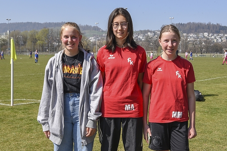 Von links: Nadine Blum, Mia Amrein und Mariella Müller finden den Family Day auf der Allmend cool, weil gezeigt wird, dass auch Mädchen und Frauen Fussball spielen können.
