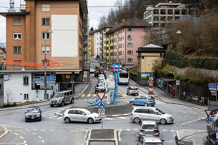 Da, wo Basel- und Bernstrasse aufeinandertreffen, thront nach wie vor der in Beton gegossene Heinz und wacht über den Verkehr.
