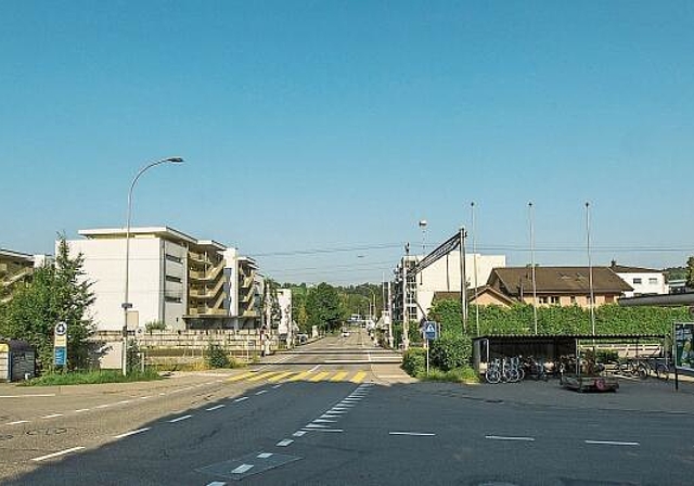 Dank dem Umbau des Bahnhofs sollen die Schliesszeiten der Schranken deutlich reduziert werden können.Bild: Bruno Gisi