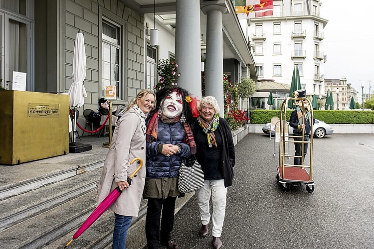 Einhellig finden Kirsten Jenny, «Madame Prada» Priska Luterbacher und Mäggi Koch (v. l.): «Man sah am Samstag mehr Fasnachtsgrende in der Stadt als an der Fasnacht 2021.»
