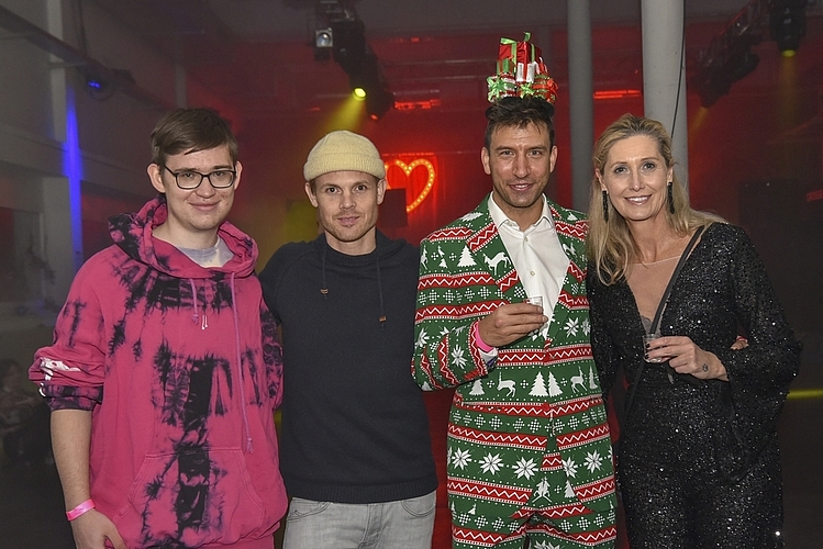 «Wir sind hier, um die lokalen Stars zu unterstützen», so Simon Häfliger, Stefan Buholzer, Uwe Peter und Susi Zobrist (v. l.). Sie finden es cool, dass es solche Partys in Luzern gibt. 
