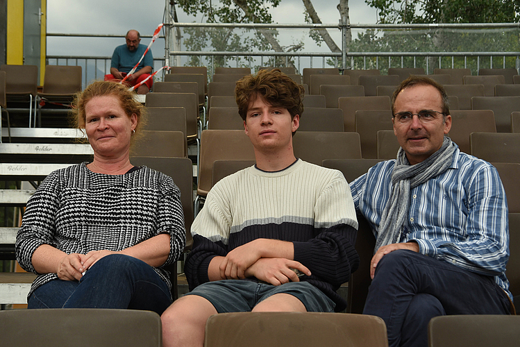 Judith Egloff, Jodok Humm und Peter Humm (von links) hatten dieses Jahr eine sehr grosse Platzauswahl, deshalb gönnten sie sich einen Platz in der hintersten Reihe. 
