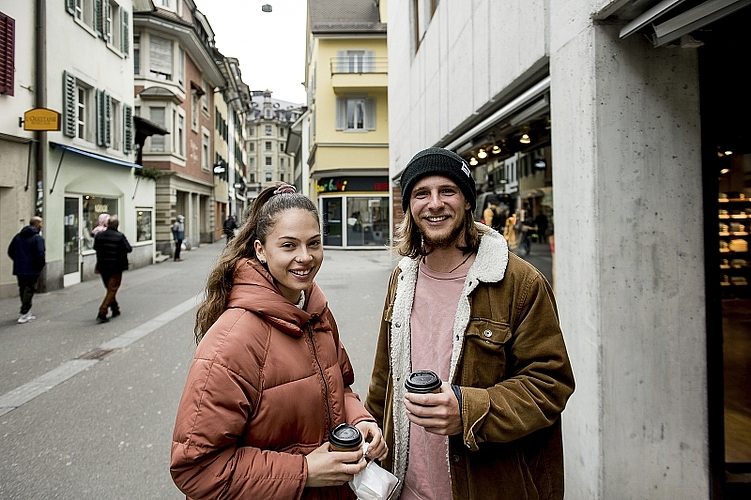 Nina Keel und Nicolas Wirth kaufen Bio-Produkte und bevorzugen saisonale Angebote am Luzerner Wochenmarkt an der Reuss.
