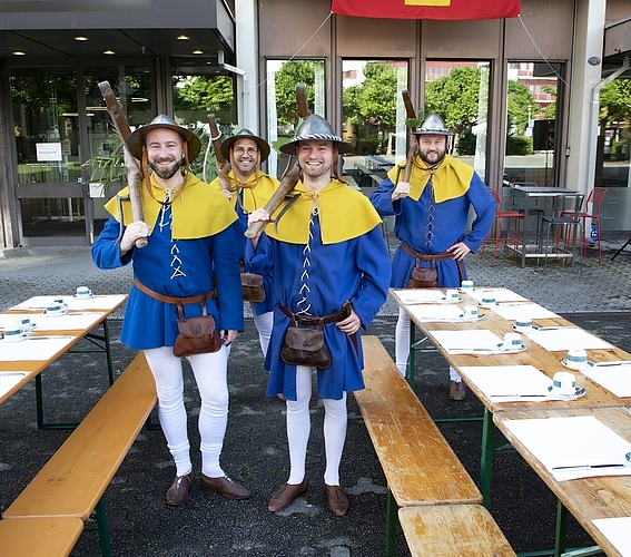 In den traditionellen Strumpfhosen servierten sie das «Morgenbrot»: die Neuzünftler Mario Rüegg, Adrian Sigrist, Marc Renggli und Carlos Brunner (v. l. n. r.).