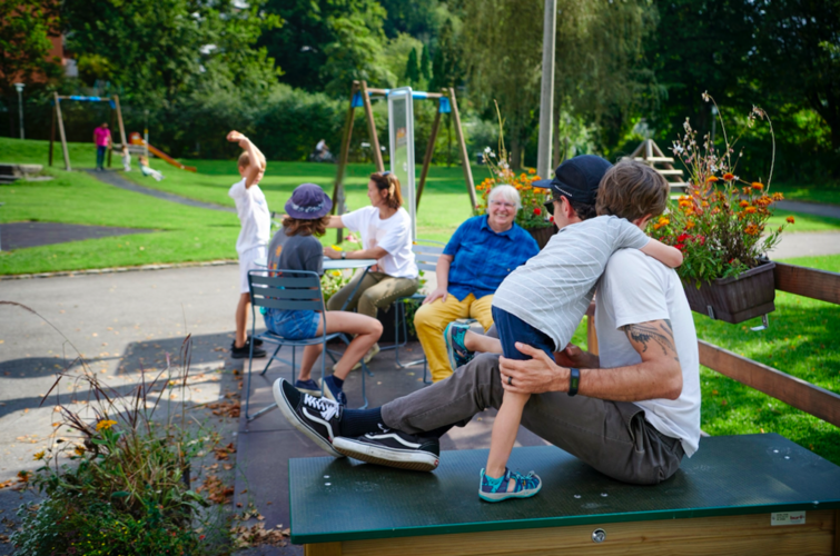 An der Moosmattstrasse (links) und im Würzenbach wurden die Pop-up-Parks 2020/21 zu beliebten Treffpunkten. Bilder: Stadt Luzern/zvg
