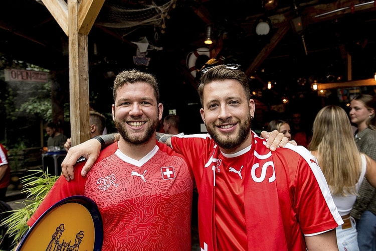 Seit dem Achtelfinalspiel gegen Frankreich fieberten Benjamin Huber und Leandro Ribary (v. l. n. r.) um einen Sieg.
