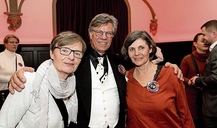 Von links: Monika Schär, Herbert und Marianne Walther. Monika und Marianne hören den Guggenmusigen gerne mit einem Glas Weisswein zu.
