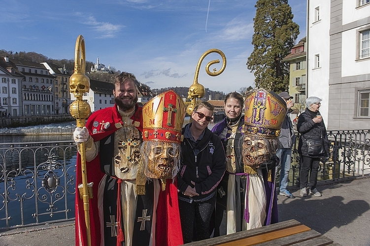 Von links: Peter Karacsony, Luzius II., Tatiana Röösli und Sarah Karacsony, Magnus IV., präsentieren sich als Erzbischof von Luzern.
