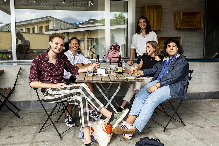 Für Leon Schulthess, Elias Balmer, Skandar Khan, Steffi Behrens und Priya Kumar (v. l.) von der Juso ist es wichtig, dass junge Leute wie sie den politischen Diskurs mitprägen.
