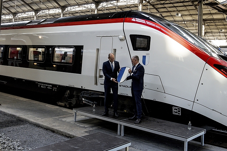 Regierungsrat Fabian Peter (links) durfte neben dem neuen Zug der Zentralbahn mit Michel Berchtold (rechts), Leiter SBB Region Mitte, auch die «Luzerner» Giruno Zugskomposition taufen.