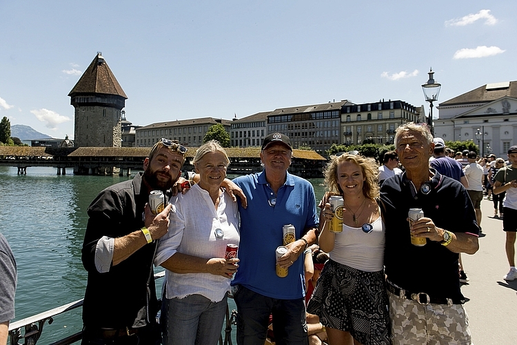 Halfen mit beim längsten Anstossen der Welt fürs Guinnessbuch der Rekorde (von links): Michael Häfliger, Ina, Paul (Regierungsrat), Astrid und Kusi Winiker.
