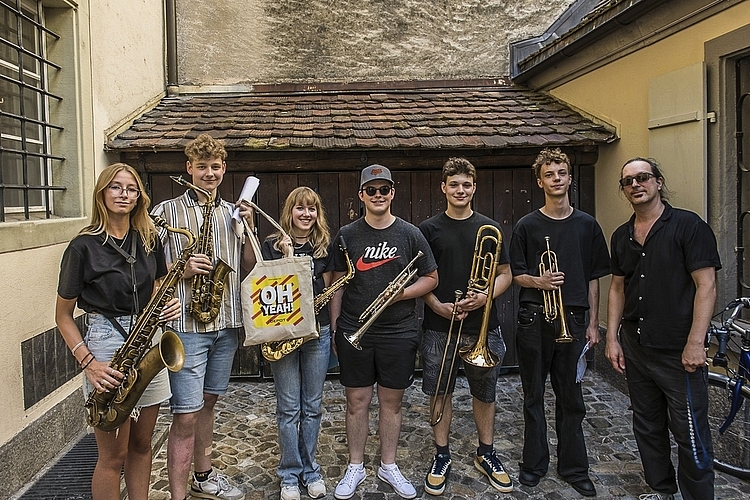 Lokale Musik mit der Big Band der Musikschule. V. l.: Julia Zimmermann, Julian Amrein, Aiyana Sammer, Luca Felder, Matteo Emanuele, Samuel Zehnder, unter der Leitung von Christoph Erb.