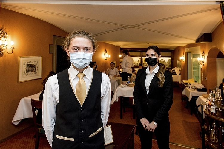 «Die grösste Herausforderung ist, im Hinblick auf die Prüfung praktische Erfahrung und Sicherheit zu erlangen», meinen die beiden angehenden Restaurationsfachpersonen Manuel Saladin (l.), Hotel Schweizerhof, Luzern, und Selina Steinegger, Seehotel Hermitage, Luzern. Bilder: Bruno Gisi
