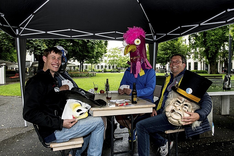 Sie jassten unter dem Zelt im Vögeligärtli: Michael Bolliger und Peter Holenstein vom Tambourenverein der Stadt Luzern (v. l.).
