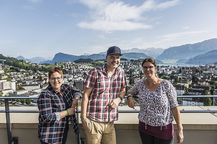 Claudia Studer, Dominic Cotter und Yvonne Gedeon (von links) wohnen in der Nähe. Einen Blick auf Horw und Kriens liessen sie sich nicht entgehen.
