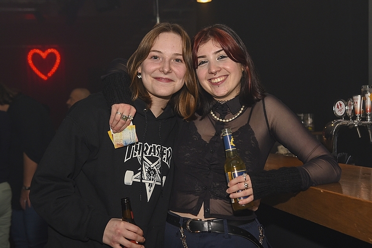 Jana Hilfiker und Angelin Sigrist (v. l.) sind spontan an die Party gekommen und freuen sich über die vielen Leute.
