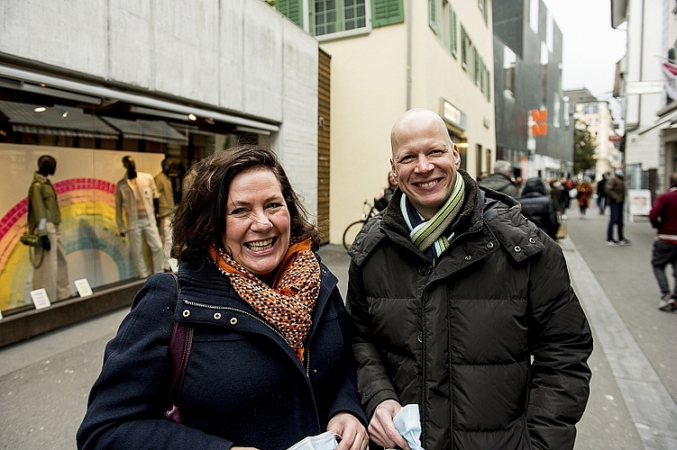 Gea Toma und Roger Koppenrath kaufen mehr auf regionale und saisonale Produkte.
