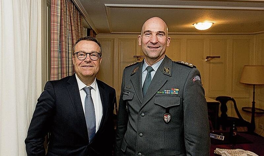 Die Ehrengäste der Zunft mit Ralph Müller (l.), CEO der Schurter AG, und Thomas Süssli, Chef der Armee. Süssli hat grossen Respekt vor der Tradition und erzählt, dass seine Töchtern an die Fasnacht gehen würden. Müller verriet, dass er sicher an der Stanser Tagwache dabei sein werde.
