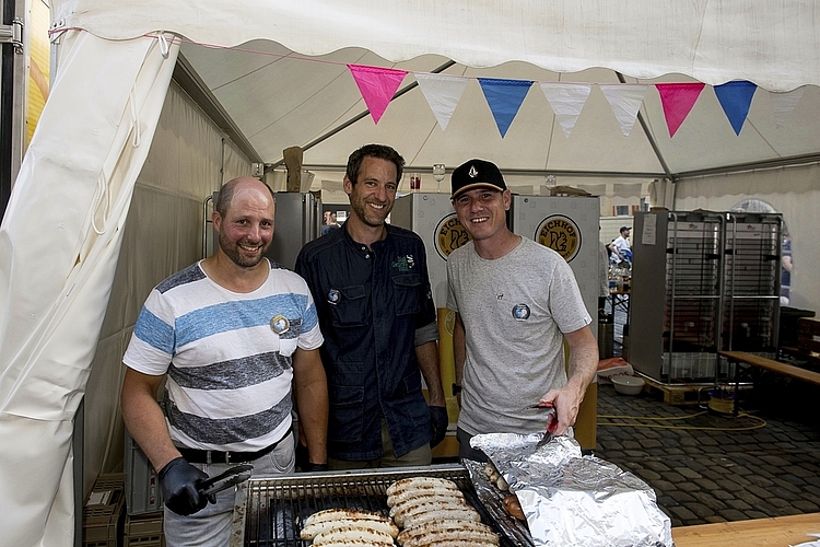 Von links: Markus Widmer, Patrick Grob und Marcel Schär standen über zehn Stunden hinter dem Grill auf dem Weinmarkt. Kalbsbratwürste waren sehr gefragt.
