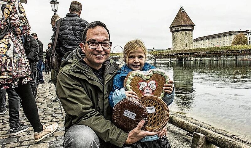 Marco und Leonie Neuhaus: Leonie hatte mit ihren Losnummern ein Lebkuchenherz, einen Lebkuchen und eine Linzer Torte gewonnen. «Den Lebkuchen mag ich am meisten», meinte sie.
