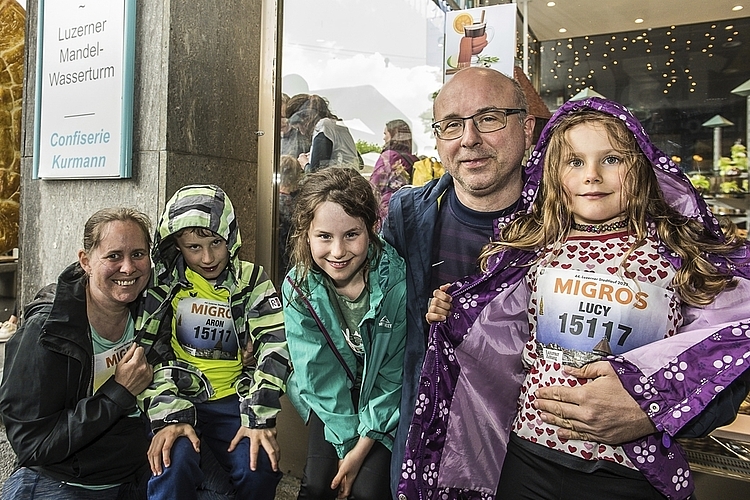 Von links: Familie Brunner mit Martina, Aron, Mira, Stefan und Lucy. Martinas Schwester hat alle motiviert, trotz Regen am Stadtlauf teilzunehmen.
