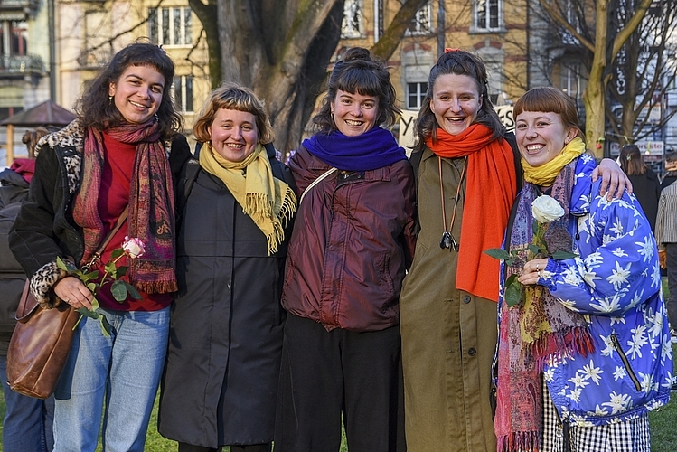 Von links: Marianne Simmen, Zita Fahrländer, Leonie Felber, Federica Zanetti und Cilgia Zangger. Für sie ist ein Zusammenkommen am 8. März sehr wichtig. 
