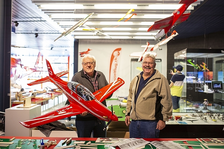 Kurt Odermatt (links) und Alois Hummel vom Modellflugverein Sursee gaben einen Einblick in die Welt des Modellbaus.