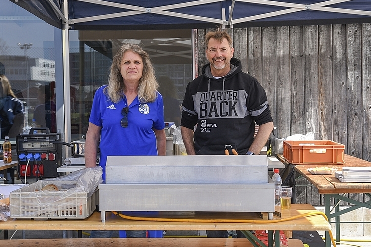 Petra Groth und Thomas Bluntschli waren für die Verpflegung der Besuchenden zuständig. Bei ihnen konnten leckere Würste und Pommes gekauft werden. 
